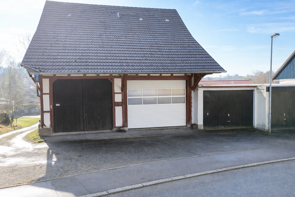Halle mit zwei Garagen