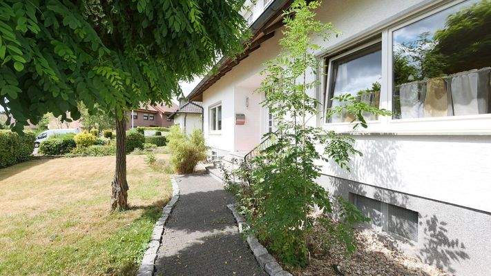 Seitenblick zum Hauseingang