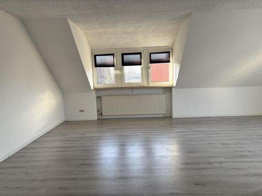 heller Wohn- und Essbereich mit Gaubenfenster