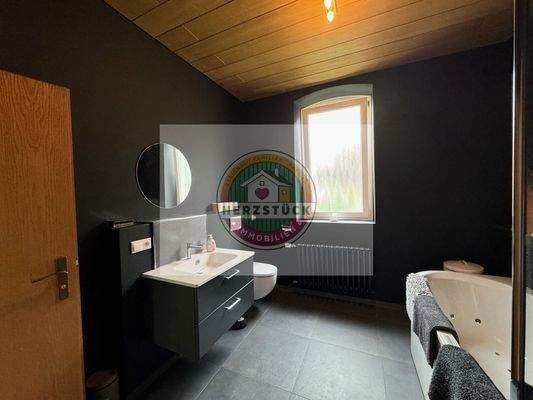 Bad mit Whirlpool-Badewanne