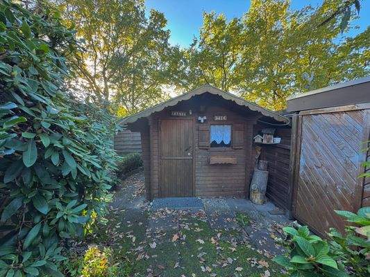 und praktischem Gartenhaus