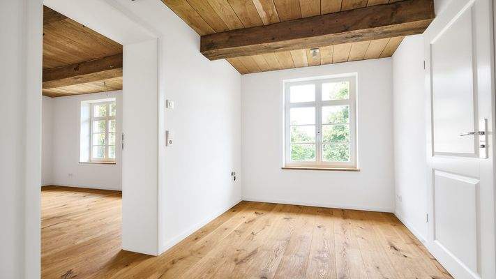 Der Blick in den Schlafraum mit eigenem Badezimmer und Flur