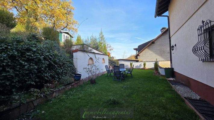 teilweise ebenes Grünstück