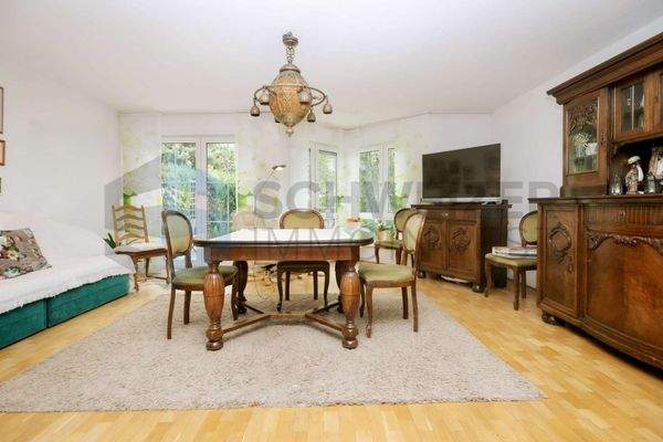 Wohnzimmer mit Zugang zur Terrasse