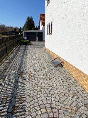 Granitpflaster Richtung Garagen.jpeg