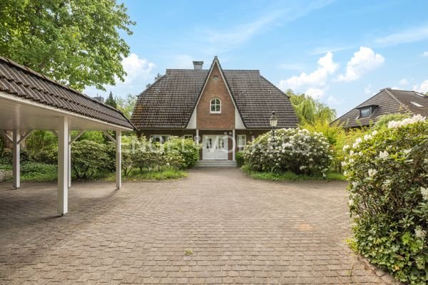 Straßenansicht mit Auffahrt und Carport