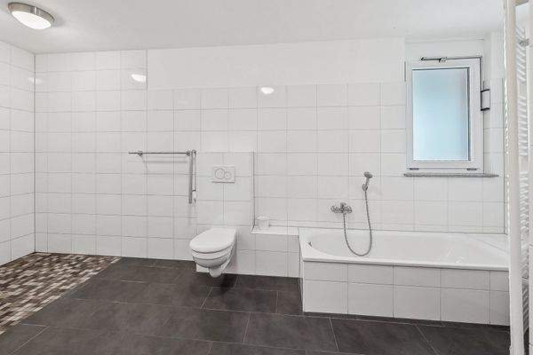 Badezimmer mit Badewanne u. Dusche