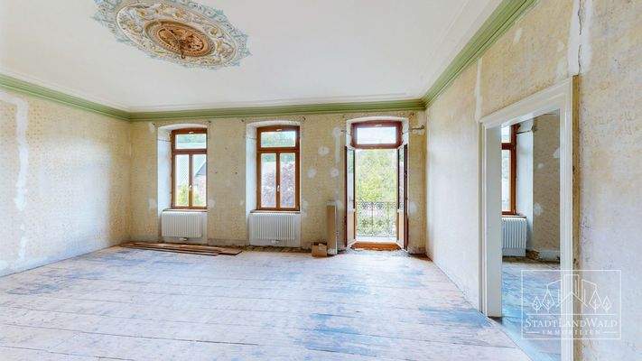 OG - Wohnzimmer mit Stuck und Balkon