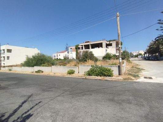 Grundstück mit großer Bebauung in Strandnähe auf Kreta zum Verkauf