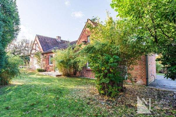 Zwei Sonnenterrassen mit Gartenblick