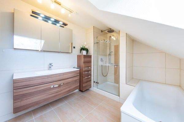 Vollbad mit sep. Dusche