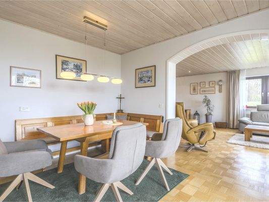 Esszimmer mit Blick ins Wohnzimmer