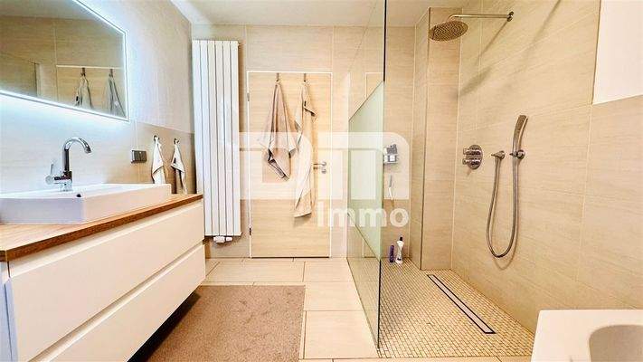 EG Badezimmer Wanne / Dusche ebenerdig / HW