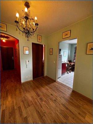 Großer Flur mit Zugang aller Räume