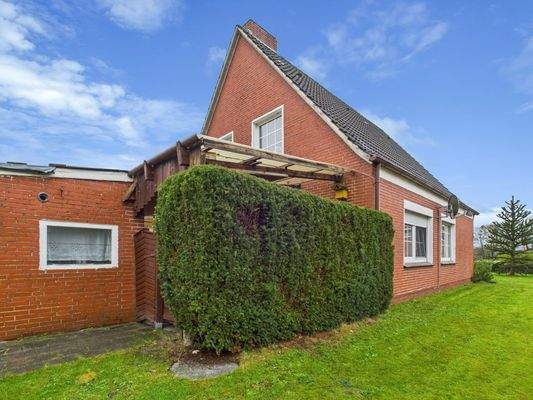 Seitenansicht Garten Nebengebäude