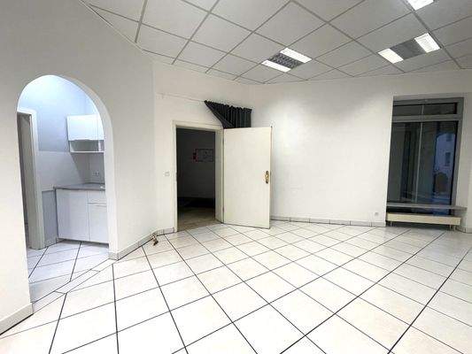 Laden mit Blick in die Teeküche und Hinterausgang