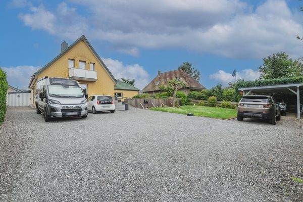 Frontansicht mit Garten 