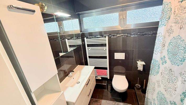 26-Modernes Hauptbad OG.jpeg