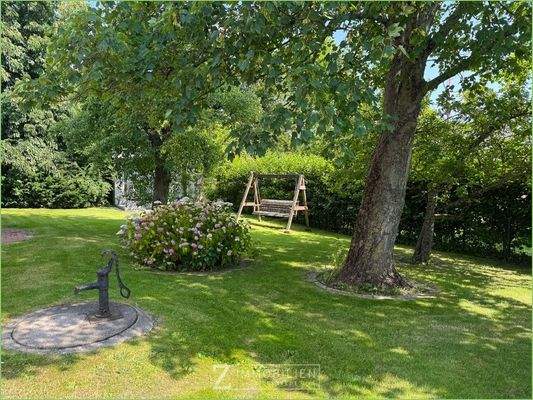 Garten mit altem Baumbestand