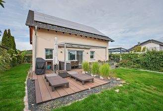 Außenansicht mit Terrasse