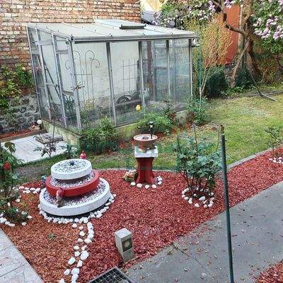 Garten links mit Gewächshaus