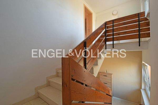 Über das Treppenhaus erreichen Sie das ausgebaute Dachgeschoss...