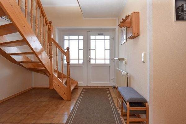 einladende Diele mit Garderobe & Hartholztreppe zum DG 