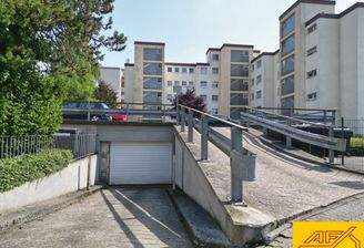 Tiefgaragenstellplatz & zwei Stellplätze im Freien