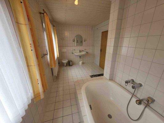 Badezimmer mit Fenster