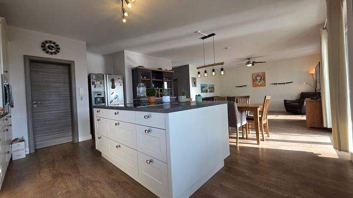 Küche mit Abstellraum