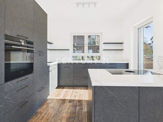 Moderne Einbauküche mit viel Stauraum