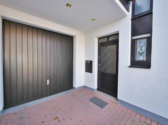 Garage und Eingangsbereich