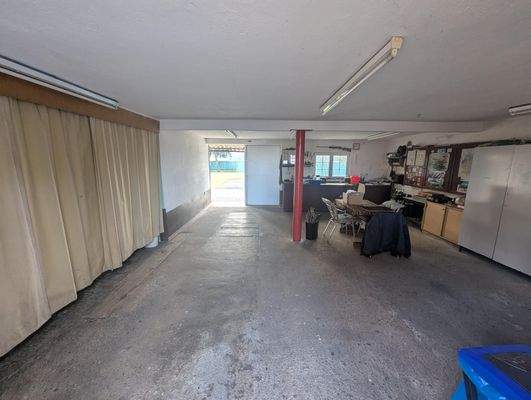 Blick in die große Garage mit Werkstatt