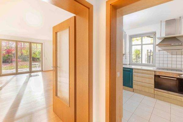 Blick ins Wohnzimmer und Küche