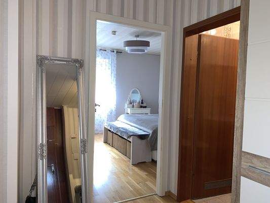 Flur mit Blick in das Schlafzimmer