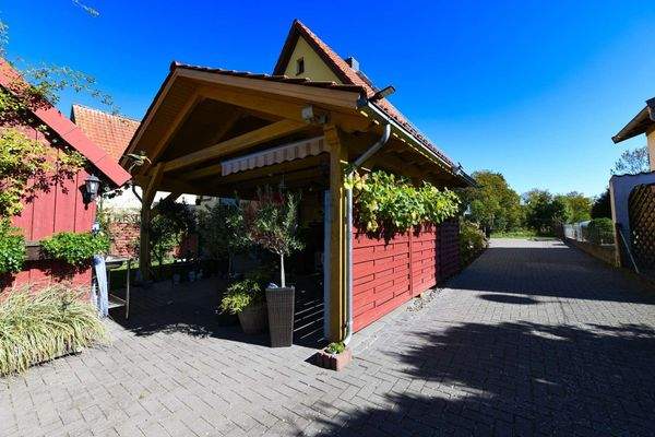 Außenansicht Überdachte Terrasse sowie der Grundstückszufahrt