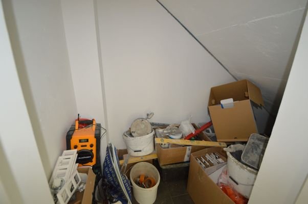 Abstellraum unter der Treppe