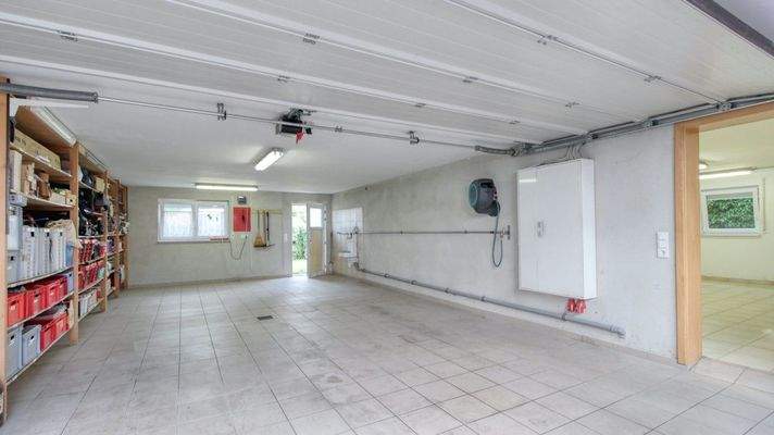 Neubau/Altbau - Doppelgarage mit Ausgang zum Garten