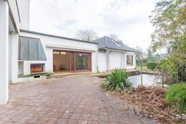 Terrasse mit Kamin und Teich