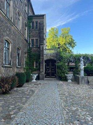 Zugang zum Mittelbau von der Parkseite