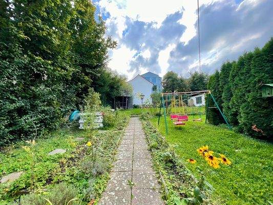 Blick vom Haus in den Garten