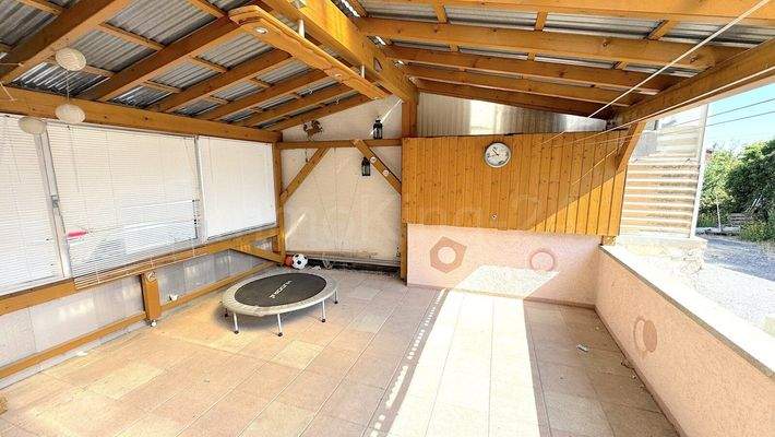 ÜBERDACHTE SONNENTERRASSE