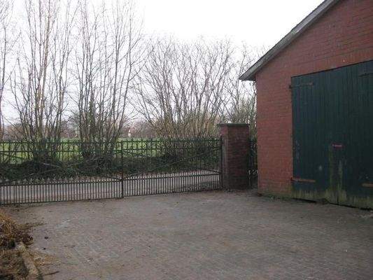 Zufahrtstor mit Gebäude