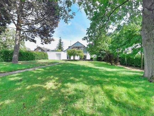 Garten, Haus mit Doppelgarage auf der linken Seite