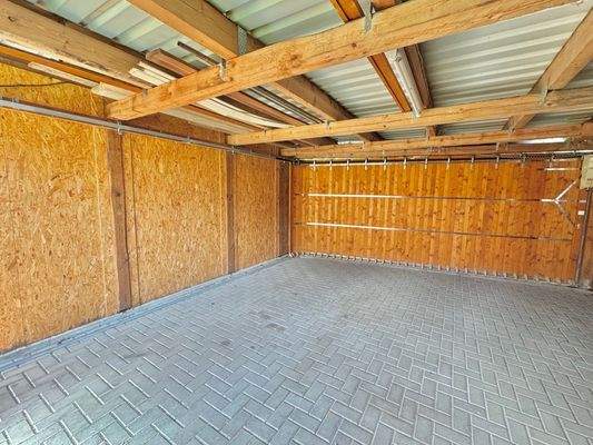 XXL-Garage mit großem Rolltor