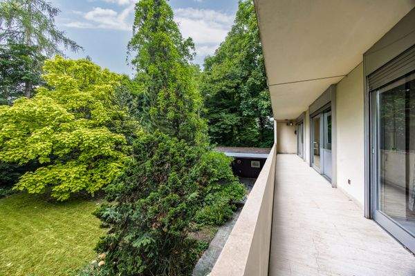 Balkon mit Blick in den Garten