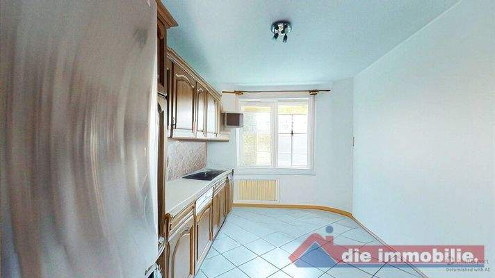 Helle Küche mit funktionalem Zuschnitt und guter Stellfläche