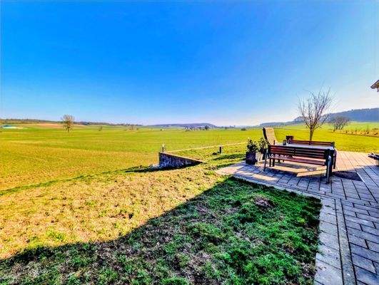 Ausblick über Wiesen und Felder