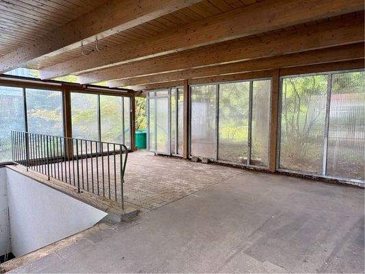 Großzügiger Carport mit Kellerabgang