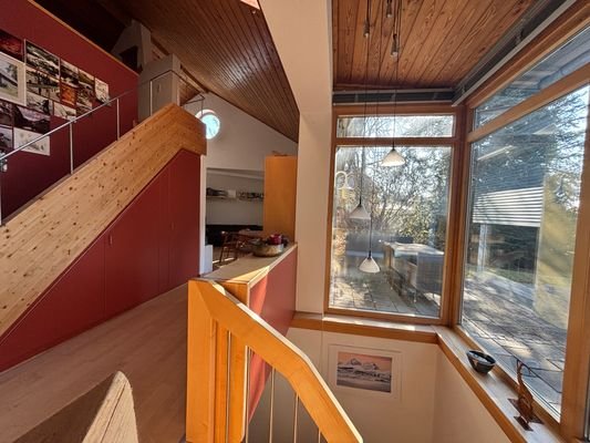Treppenabgang und Treppe zu Empore